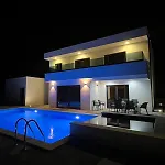 Serenity With Heated Pool Vila *