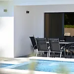 فيلة Serenity With Heated Pool *